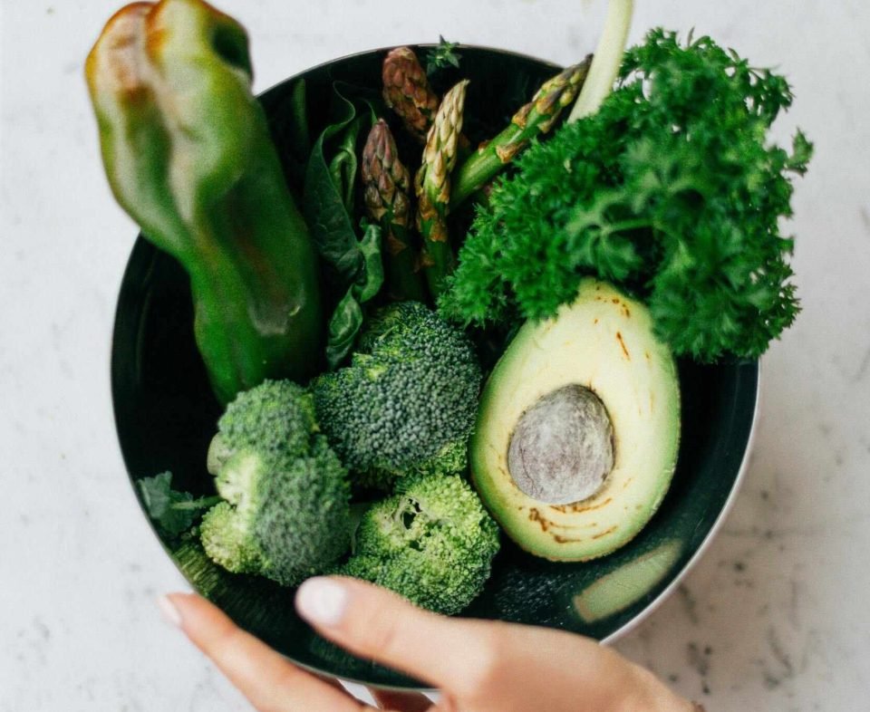 Bol de verduras frescas con aguacate, brócoli y espárragos