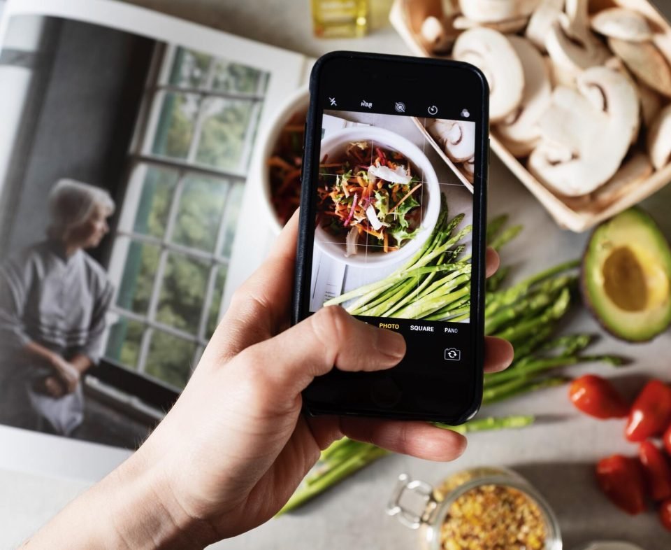 Móvil capturando imagen de ingredientes naturales sobre una mesa
